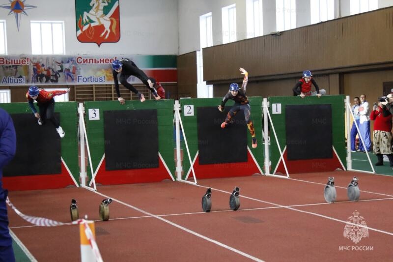 В Казани стартовали Всероссийские соревнования МЧС России по пожарно-спасательному спорту