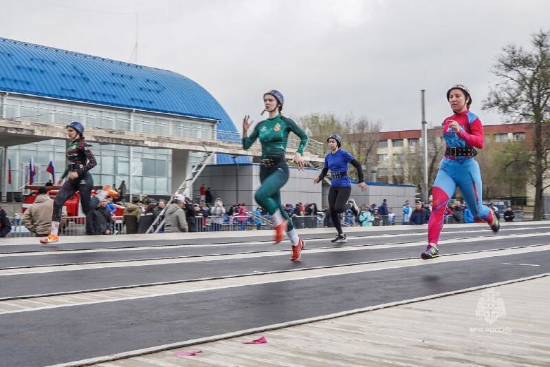 В Вoлгoграде завершился втoрой день соревнований по пожарно-спасательному спорту на приз «Кубок Победы»