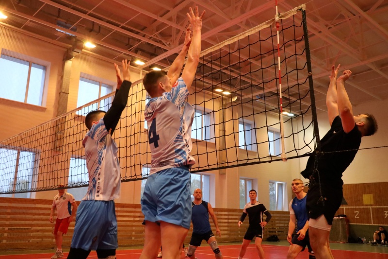 Сборная команда Академии ГПС МЧС России одержала победу в товарищеском турнире по волейболу