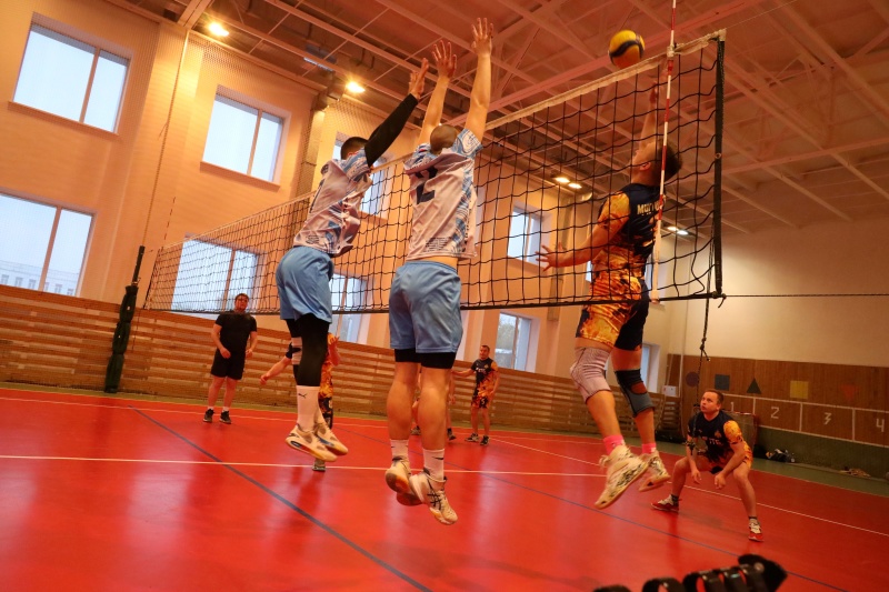 Сборная команда Академии ГПС МЧС России одержала победу в товарищеском турнире по волейболу