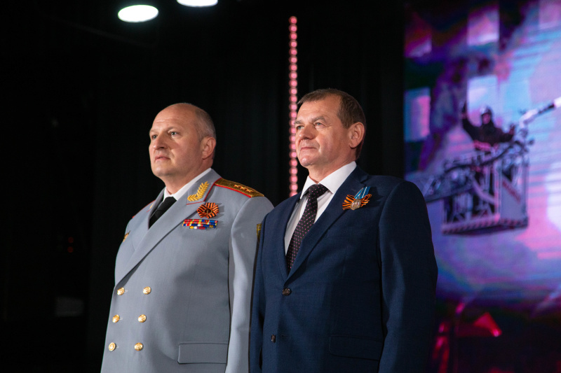 Александр Куренков вручил государственные и ведомственные награды личному составу МЧС России