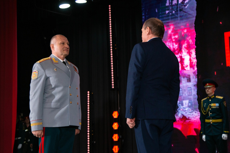 Александр Куренков вручил государственные и ведомственные награды личному составу МЧС России