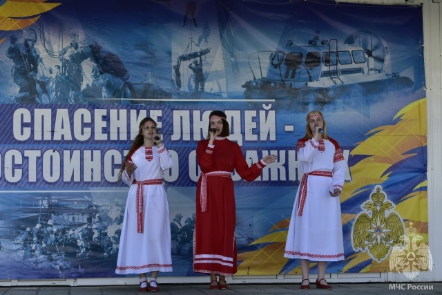 В городе Вытегра Вологодской области проходят межрегиональные соревнования по многоборью спасателей МЧС России «Кубок Севера»