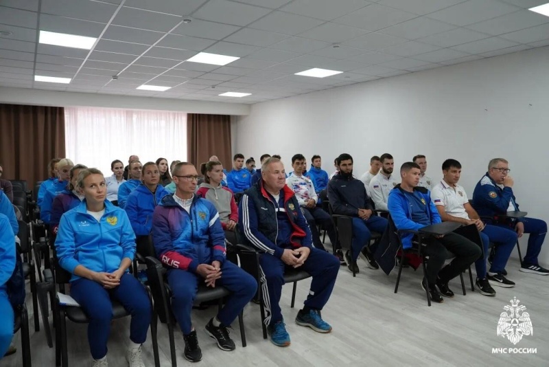 «Сработать как единое целое»: руководство МЧС России напутствовало спортсменов перед Чемпионатом мира