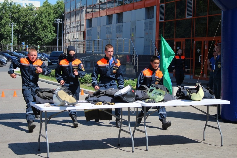 Сегодня 6 июня на площадке перед павильоном №75 в рамках XII Международного салона «Комплексная безопасность-2019» впервые состоялись соревнования по преодолению пожарно-спасательной полосы препятствий.