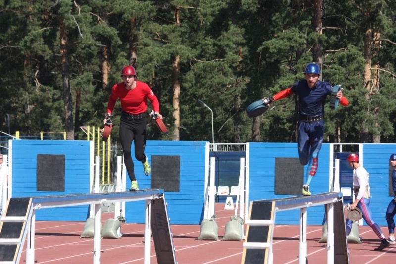 Сегодня спортсмены преодолевали 100-метровую полосу с препятствиями на Чемпионате МЧС России по пожарно-спасательному спорту